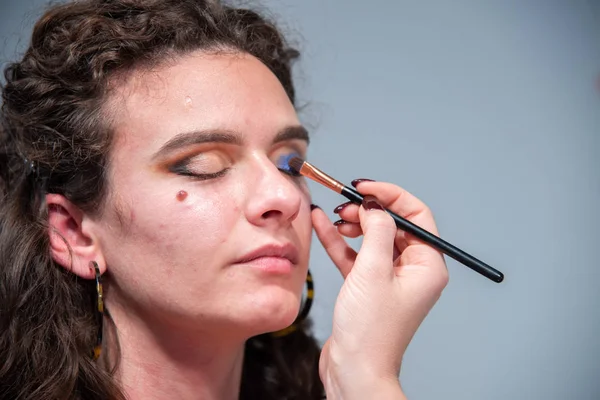 Närbild Flickas Ansikte Samtidigt Sätta Make Professionell Makeup Artist Ögat — Stockfoto