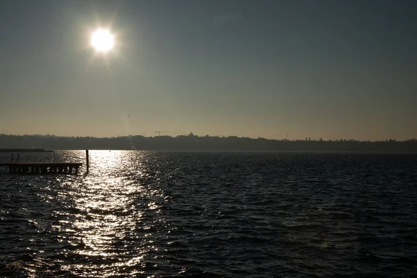 Gyönyörű Naplemente Skyline Város Látképébe Nap Láthatáron Naplementére Színes Égbolt — Stock Fotó