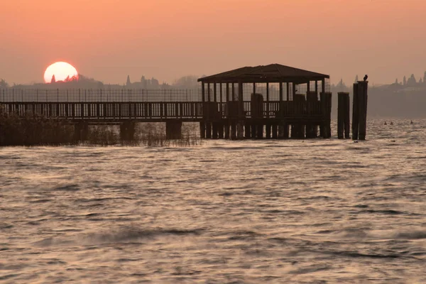 Beautiful Sunset Abandoned Lake Pier Wooden Structure Panoramic Access Lake — 图库照片