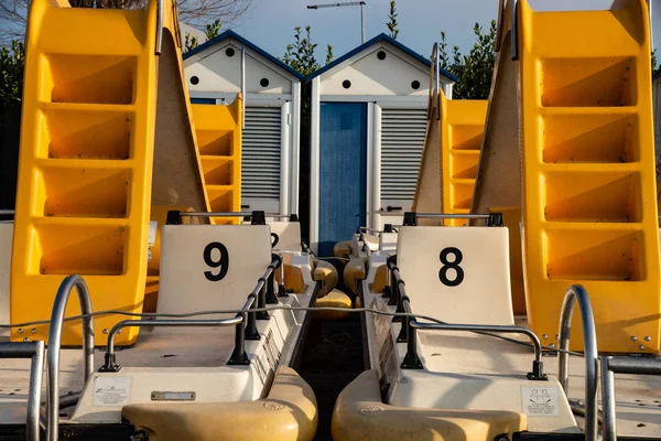 Педальные Лодки Каюты Пляже Озера Гарда Италия Пляжная Концепция Зимой — стоковое фото