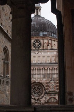 Dış Bazilikası St Mary Major ve Colleoni Şapel. Ön cephe krem ve pembe tonlarda çok renkli süslemeleri bir dizi vardır. Piazza del Duomo Bergamo, İtalya.