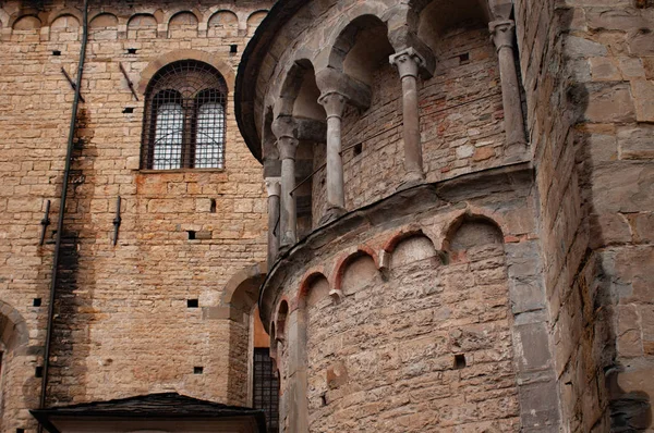 意大利贝加莫大教堂广场圣玛丽大教堂的外部细节 左后置的外部视图与假拱门与列和窗口 — 图库照片