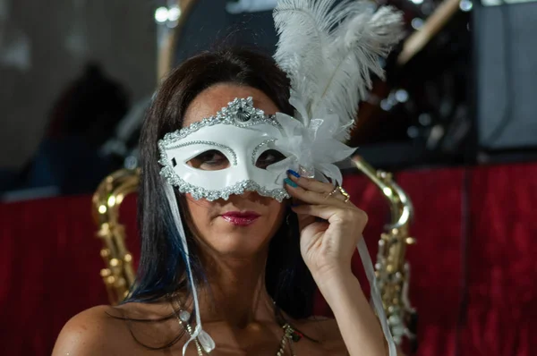 Sexy Frau Mit Weißer Karnevalsmaske Mit Feder Venezianischen Karneval Hintergrund — Stockfoto