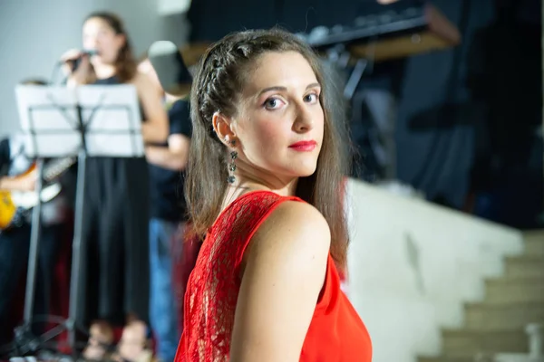 Joven Modelo Sentada Detrás Complejo Musical Chica Vestido Elegante Con —  Fotos de Stock