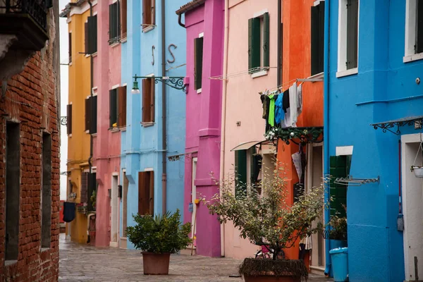 Casas Coloridas Isla Burano Cerca Venecia Italia Lavadero Línea Ropa —  Fotos de Stock