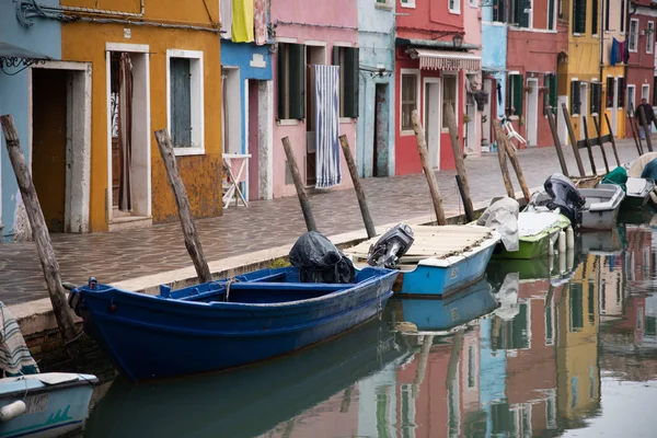 Características Antiguas Casas Multicolores Canal Agua Con Embarcaciones Utilizadas Para —  Fotos de Stock