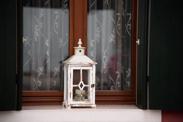 圣诞装饰上的白色木灯笼 在外部窗台上 布拉诺岛 威尼斯 威尼托 意大利 手工木制品与蜡烛 — 图库照片