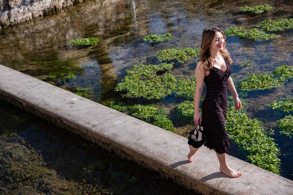 Havuzlarında Yalınayak Yürüyen Mutlu Sarışın Bir Kızın Tam Uzunlukta Portresi — Stok fotoğraf