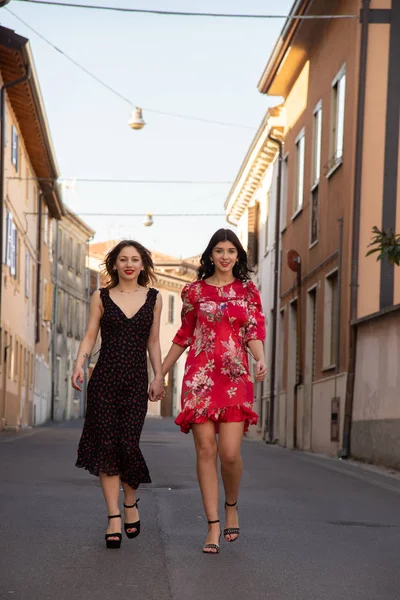 Retrato Completo Dois Amigos Uma Loira Vestido Preto Outra Morena — Fotografia de Stock