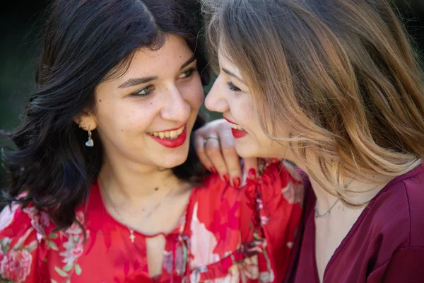 Κοντά Δύο Γυναίκες Φίλους Μια Ξανθιά Και Άλλη Μελαχρινή Χαμογελούν — Φωτογραφία Αρχείου