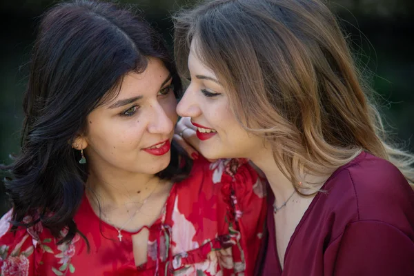 Acercamiento Dos Amigas Lesbianas Una Rubia Otra Morena Miran Atentamente —  Fotos de Stock