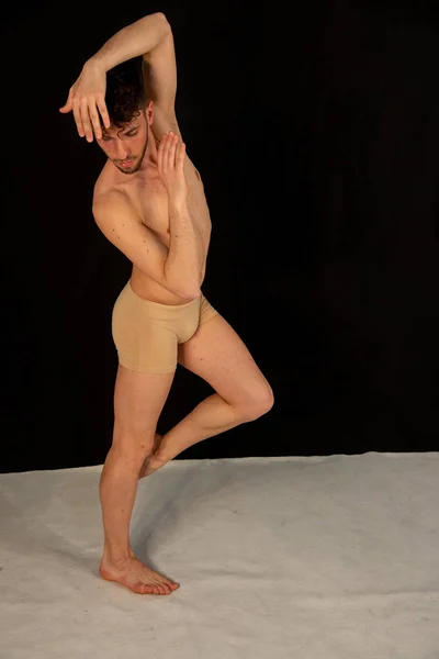 Pose Gymnastique Homme Caucasien Danse Studio Avec Des Positions Main — Photo