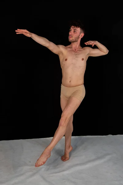 Pose Gymnastique Homme Caucasien Danse Studio Avec Des Positions Main — Photo