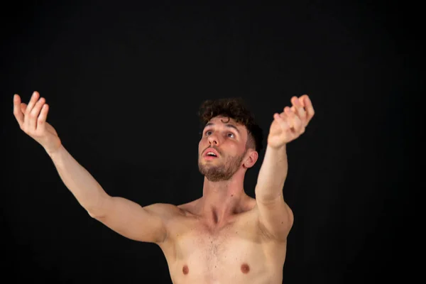 Напівголий Портрет Молодої Чоловічої Танцівниці Рухах Пов Язаних Танцями Руками — стокове фото