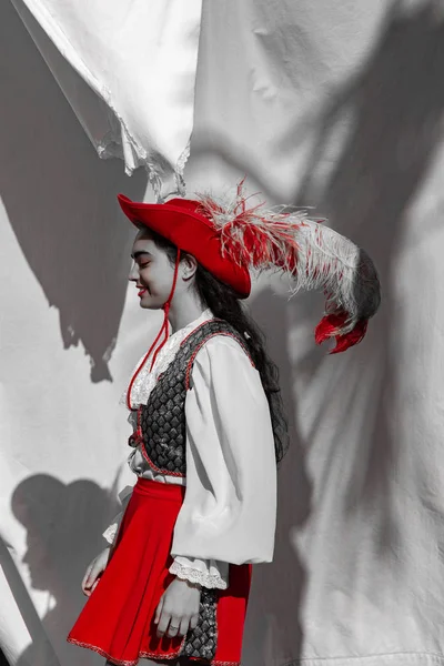 Majorette Üniforması Giyen Kız Açık Havada Kırmızı Tüylü Şapkalı Portre — Stok fotoğraf
