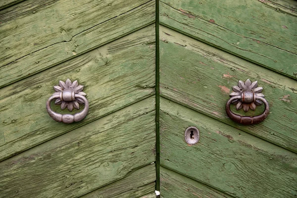 Stare Zielone Drewniane Drzwi Wejściowe Żelaznymi Uchwytami Zabytkowe Drzwi Aby — Zdjęcie stockowe