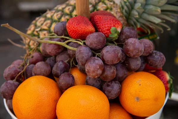 Fruktkorg Med Röda Jordgubbar Vindruvor Ananas Apelsiner Frukt Med Högt — Stockfoto