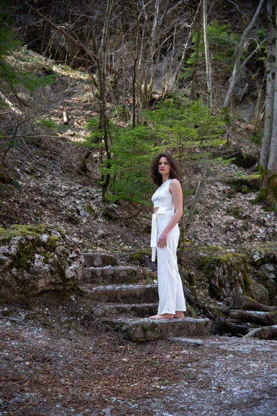 Portrait Une Jeune Femme Descendant Escalier Pierre Montagne Brune Aux — Photo