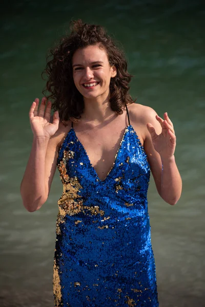 Retrato Uma Menina Castanha Com Cabelo Castanho Ondulado Lago Montanha — Fotografia de Stock