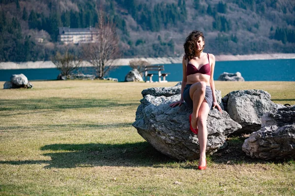 Siyah Etekli Seksi Bir Kız Bir Dağ Gölü Kayası Üzerinde — Stok fotoğraf