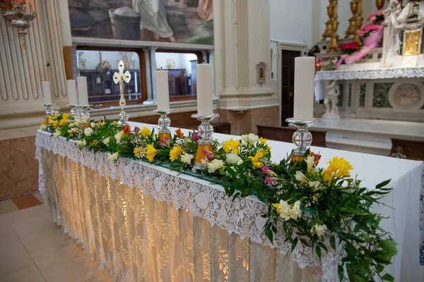 Blumengesteck Altar Einer Kirche Ein Bunter Blumenstrauß Für Ein Fest — Stockfoto