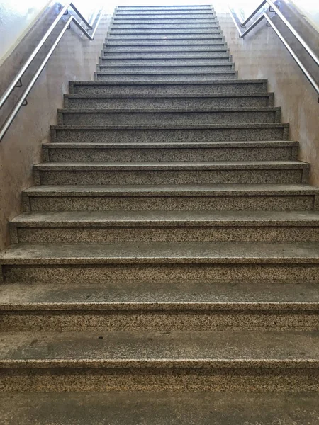 通往维罗纳火车站12号站台行人自行车道的楼梯 带金属扶手的现代楼梯 — 图库照片