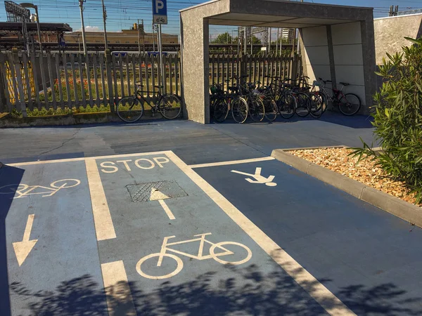 自行车道和步行街 以及步行区的自行车架 停放着许多自行车 自行车道和步行道的水平和垂直标志 — 图库照片