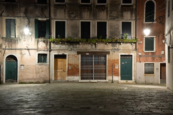 意大利威尼斯有门窗的典型房屋的夜间摄影 夜晚的神奇灯光氛围 — 图库照片