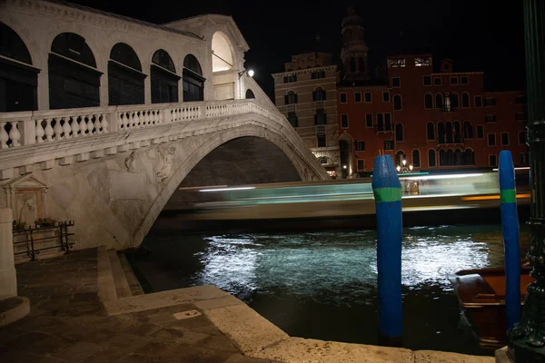 Nacht Photo Rialto Brücke Venedig Italien Während Sie Einer Fähre — Stockfoto