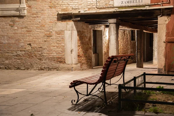 Nattfotografering Sotoportego Zambelli Venedig Italien Förgrunden Träbänk Campo San Giacomo — Stockfoto