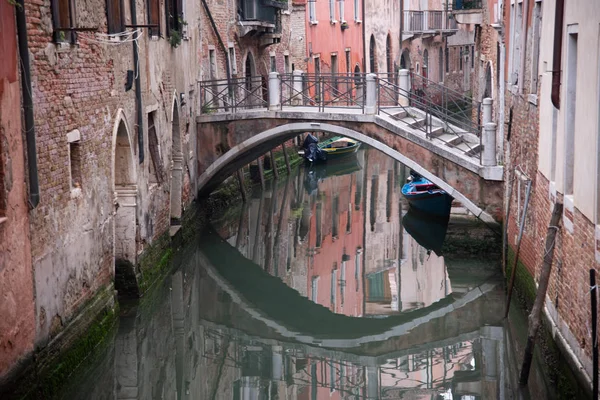 Canal Caractéristique Avec Pont Venise Italie Lumière Diffuse Tôt Matin — Photo