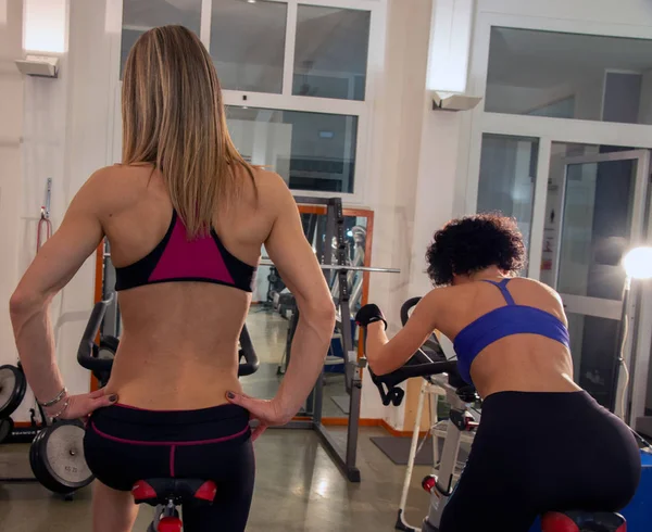 Two Sporty Women One Blonde Other Brunette Exercising Gym Using — Stock Photo, Image