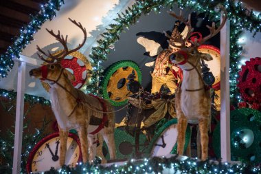 Küçük ev ve polistiren ve ahşap zaman gece yarısına yakın ahşap saat ile Noel Baba'nın reindeer. Noel süslemeleri ve yıl sonu kutlamaları için.