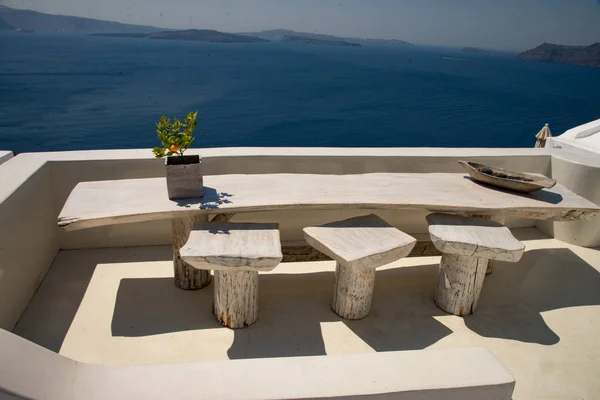 Typische Herrschaftliche Terrasse Mit Tisch Und Stühlen Aus Massivholz Für — Stockfoto
