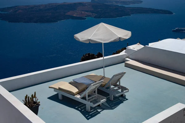 Cadeiras Convés Com Mesa Branca Guarda Chuva Terraço Ilha Santorini — Fotografia de Stock