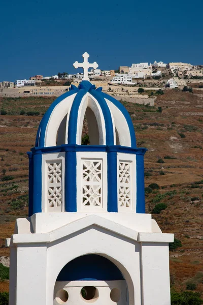 パナギアエピスコピ ティラ キクラデス諸島 ギリシャ ヨーロッパの墓地ベルタワー 背景にはメッサゴニアの村 島で使用される古典的な青と白の色 — ストック写真