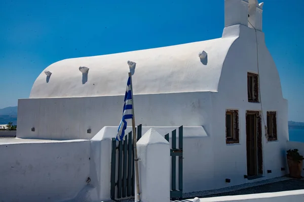 ギリシャ サントリーニ島 オイアの正教会の眺め 国籍の旗を持つ古典的な白い教会 — ストック写真