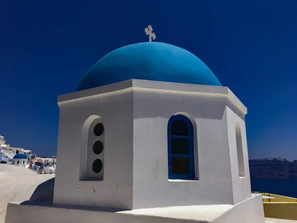 산토리니 그리스 이아에있는 교회의 특징적인 교회의 전통적인 파란색과 — 스톡 사진