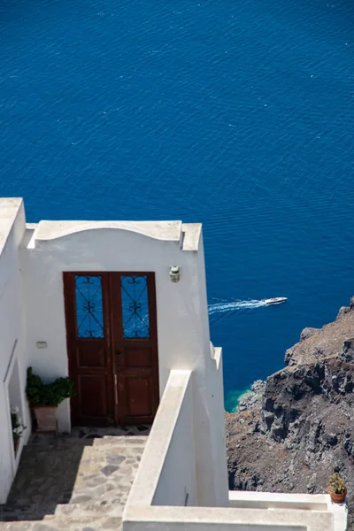 彩色的门与白色的楼梯 似乎进入火山口在菲罗斯特法尼 圣托里尼岛 爱琴海上希腊房屋的复古特色 — 图库照片