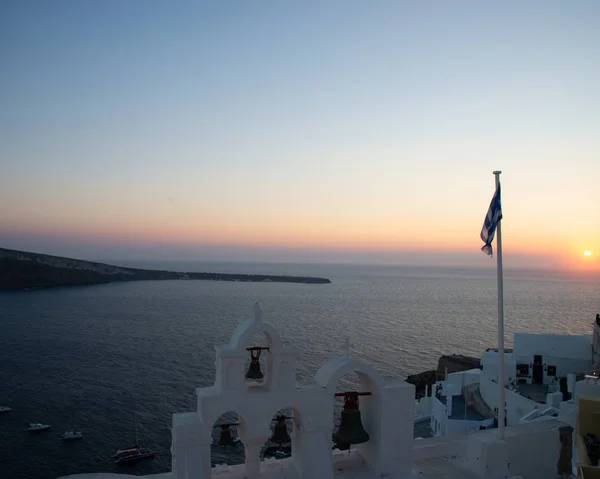 Der Sonnenuntergang Der Vulkaninsel Santorini Ägäischen Meer Griechenland Bietet Ein — Stockfoto