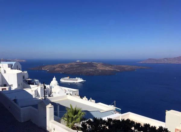 그리스에 산토리니 이아의 전형적인 칼데라 유람선과 카메니 화산이 — 스톡 사진