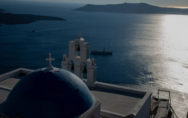 ギリシャ エーゲ海のキクラデス諸島の一つサントリーニ島のフィロステファニのアギオイ セオドロイ教会 火山のトロス ナフティロスの眺め 島で最も有名な青いドーム — ストック写真