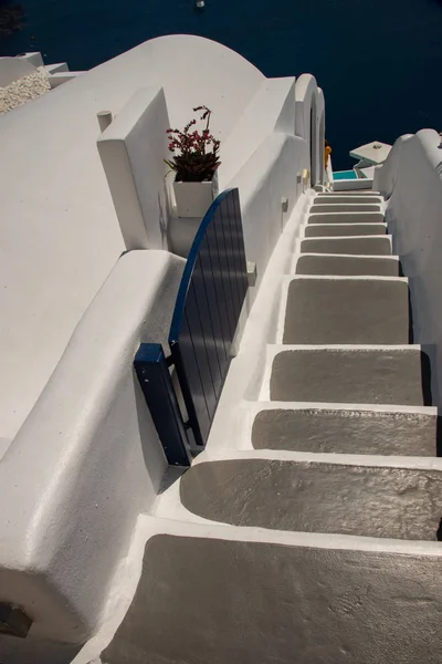 Escalera Blanca Típica Isla Santorini Grecia Conexión Viviendas Golfo Caldera —  Fotos de Stock