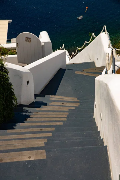 Типичная Белая Лестница Острове Санторини Греции Соединение Жилищ Заливе Кальдера — стоковое фото
