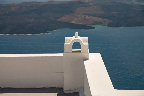 Típica Terraza Griega Blanca Con Chimenea Vista Caldera Isla Santorini —  Fotos de Stock