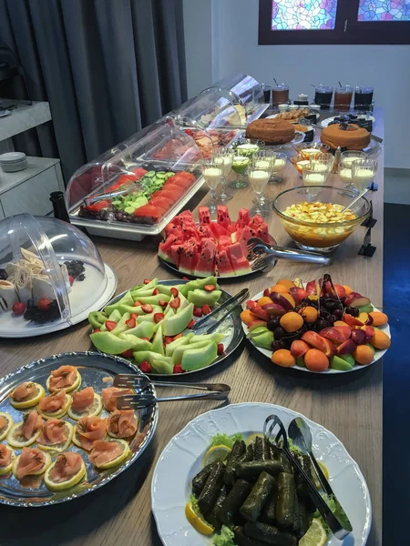 Mesa Con Frutas Verduras Bollería Preparada Para Rico Desayuno Colorida —  Fotos de Stock