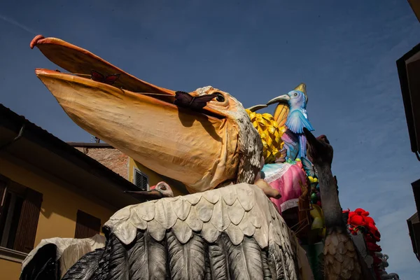 Land Cento Italië Kleurrijke Praalwagens Paraderen Door Straten Pelikaan Vleugels — Stockfoto