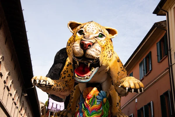 Land Cento Italië Kleurrijke Praalwagens Paraderen Door Straten Thema Terug — Stockfoto