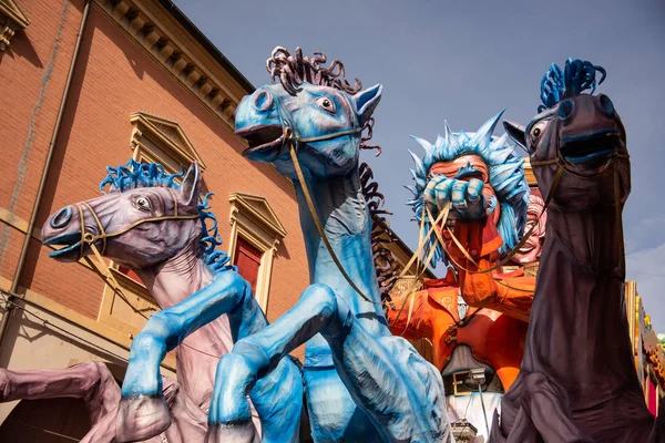 Land Cento Italië Kleurrijke Praalwagens Paraderen Door Straten Monsters Gokken — Stockfoto