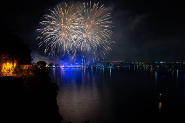 İtalya, Riva del Garda 'da havai fişekler. 